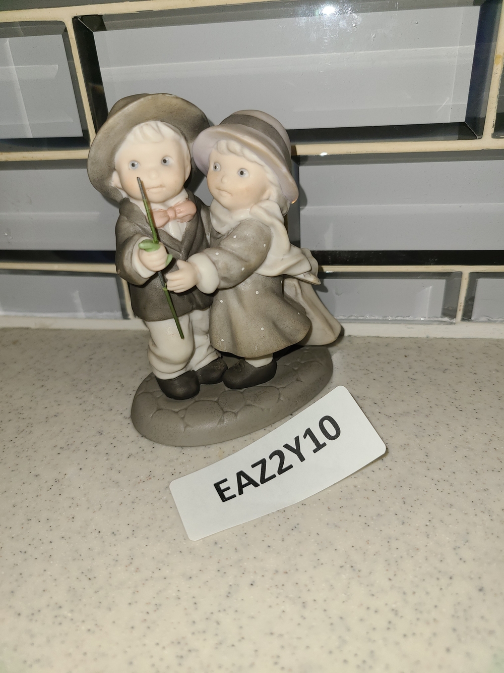 Vintage-Style Gray Ceramic Couple Figurine - Decorative Home Accent